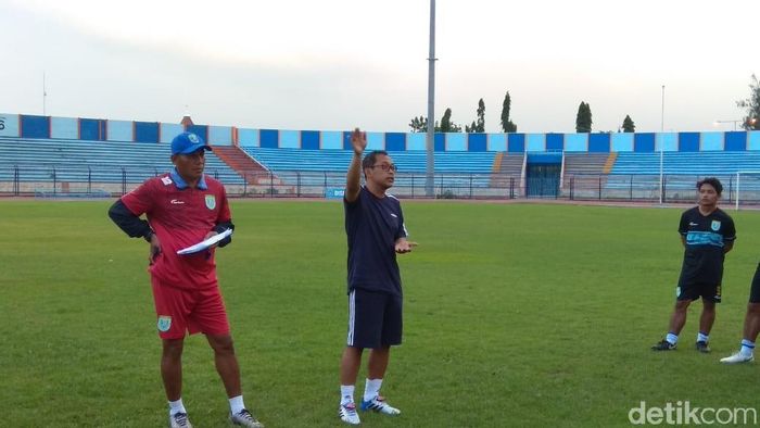 Pelatih Persela Lamongan Aji Santoso (Tengah) saat memimpin latihan. (Foto: Eko Sudjarwo/detikcom) Pelatih Persela Lamongan Aji Santoso (Tengah) saat memimpin latihan. (Foto: Eko Sudjarwo/detikcom)