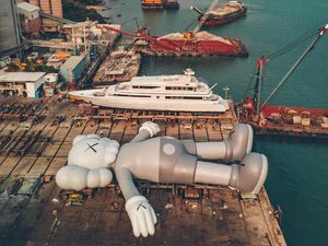 Patung KAWS Sepanjang 37 Meter Tiba di Hong Kong, Begini Penampakannya