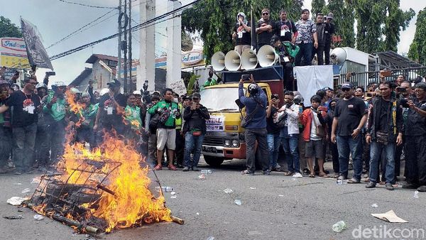 Demo Ojol di Surabaya Diwarnai Pembakaran Keranda