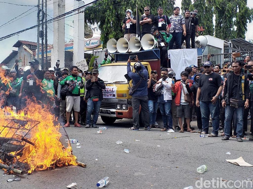 Demo Ojol di Surabaya Diwarnai Pembakaran Keranda