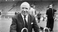 Matt Busby memenangi total 13 gelar saat menangani Manchester United pada 1950-1960an. Foto: Mike McLaren/Central Press/Getty Images