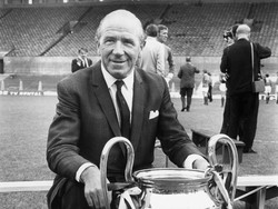 Matt Busby memenangi total 13 gelar saat menangani Manchester United pada 1950-1960an. Foto: Mike McLaren/Central Press/Getty Images