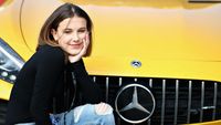 Gaya Manis Millie Bobby Brown, Aktris yang Dikabarkan Pacari Romeo Beckham