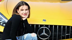 Gaya Manis Millie Bobby Brown, Aktris yang Dikabarkan Pacari Romeo Beckham
