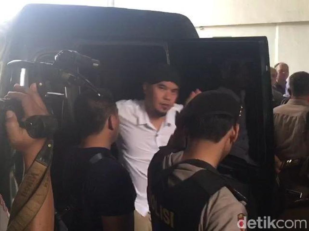 Diawali Surat Kangen, Sidang Idiot Ahmad Dhani Diakhiri Ucapan Syukur Diawali Surat Kangen, Sidang Idiot Ahmad Dhani Diakhiri Ucapan Syukur