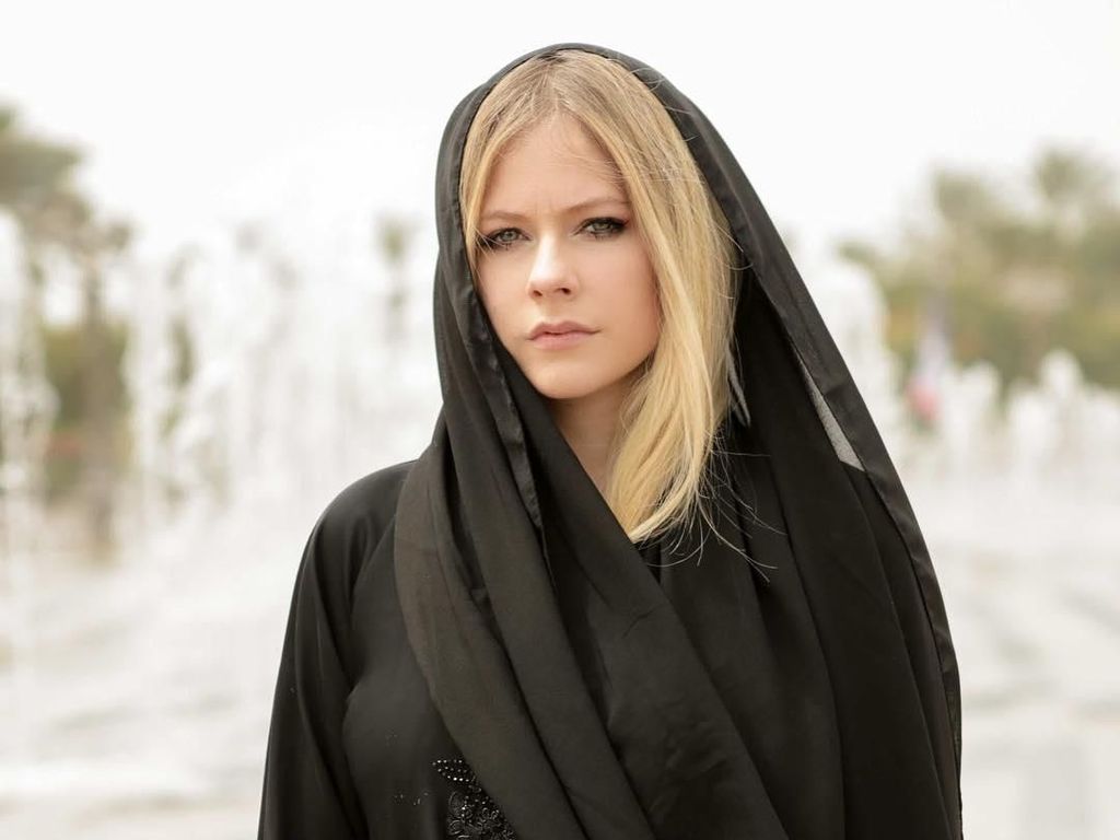 Liburan ke Abu Dhabi, Avril Lavigne Pakai Kerudung Liburan ke Abu Dhabi, Avril Lavigne Pakai Kerudung