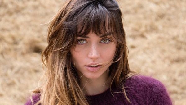 Foto: Gaya Liburan Artis Cantik Kuba, Ana de Armas