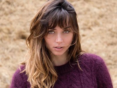 Foto: Gaya Liburan Artis Cantik Kuba, Ana de Armas