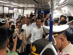 MRT Beroperasi, Jokowi Sebut Anies akan Terapkan Jalan Berbayar
