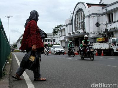Padat Pejalan Kaki Menyebrang, Stasiun Jakarta Kota Butuh JPO