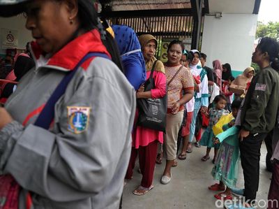 Potret Antrean Ibu-ibu Belanja Sembako Murah di RPTRA Permata