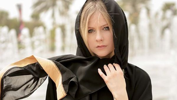Avril Lavigne tampil Berkerudung, Netizen: Semoga Istiqomah Sist...