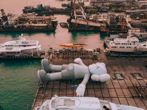 Patung Raksasa KAWS Mengapung di Victoria Harbour Hong Kong