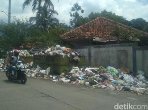 Jorok! Sampah Dibiarkan Menumpuk dan Bau Busuk di Garut