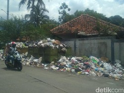 Jorok! Sampah Dibiarkan Menumpuk dan Bau Busuk di Garut