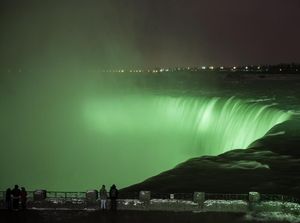 Ketika Air Terjun Niagara Jadi Hijau