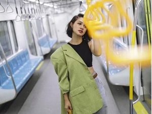 Gaya Kece Andien Naik MRT Banjir Pujian Gaya Kece Andien Naik MRT Banjir Pujian