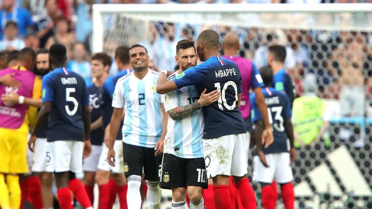 Kylian Mbappe dan Lionel Messi bersaing memperebutkan sepatu emas Eropa (Alexander Hassenstein/Getty Images)