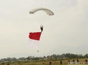 Kopasus Pecahkan Rekor Usai Kibarkan Bendera Merah-Putih Raksasa
