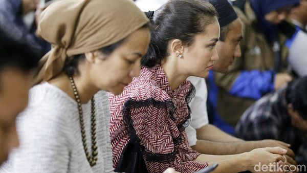 Raut Kecewa Atiqah Hasiholan di Sidang Ratna Sarumpaet