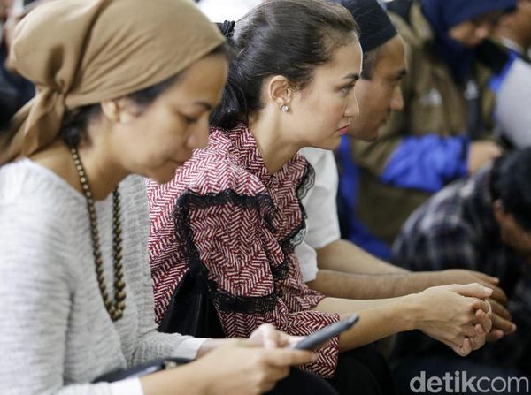 Raut Kecewa Atiqah Hasiholan di Sidang Ratna Sarumpaet