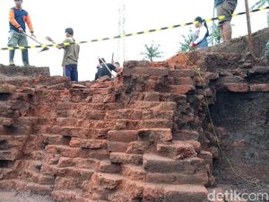 Situs di Tol Pandaan-Malang Menghadap Ke Persemayaman Para Dewa Situs di Tol Pandaan-Malang Menghadap Ke Persemayaman Para Dewa
