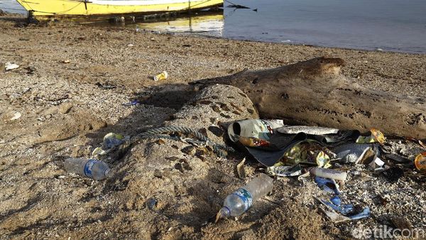 Sampah Plastik Ancam Keindahan Pulau Messah