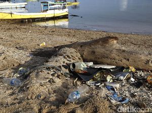 Sampah Plastik Ancam Keindahan Pulau Messah Sampah Plastik Ancam Keindahan Pulau Messah