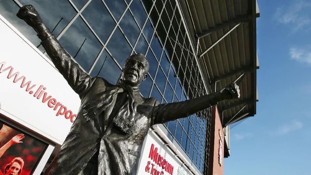 Patung Bill Shankly LIVERPOOL, ENGLAND - FEBRUARY 14: The statue of Bill Shankly outside Anfield home of Liverpool Football Club on February 14, 2007 in Liverpool, England. (Photo by Clive Brunskill/Getty Images)