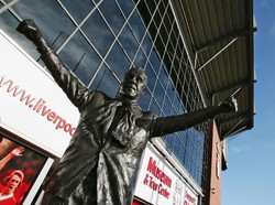 Bill Shankly merupakan salah satu manajer legendaris Liverpool. Ia mempersembahkan 10 trofi untuk The Reds. Foto: Clive Brunskill/Getty Images