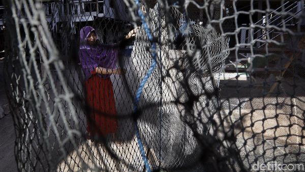 Aktivitas Emak-emak Pulau Messah Merajut Jaring Ikan