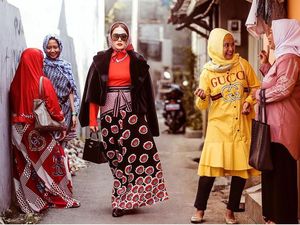 Ussy Sulistiawaty Pakai Barang Mewah di Gang Sempit, Gayanya Jadi Viral Ussy Sulistiawaty Pakai Barang Mewah di Gang Sempit, Gayanya Jadi Viral