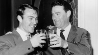 Nereo Rocco (kanan) merupakan salah satu pelatih sukses AC Milan pada tahun 1960-1970an. Ia meraih 10 trofi bersama Rossoneri, termasuk Serie A, European Cup, dan Piana Winners. Foto: Keystone/Hulton Archive/Getty Images