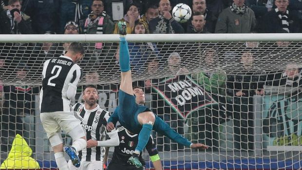 TURIN, ITALY - APRIL 03: Cristiano Ronaldo of Real Madrid scores his sides second goal during the UEFA Champions League Quarter Final Leg One match between Juventus and Real Madrid at Allianz Stadium on April 3, 2018 in Turin, Italy. (Photo by Emilio Andreoli/Getty Images)