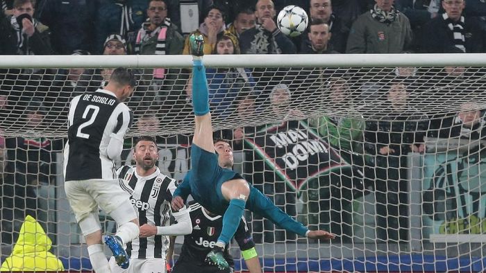 Cristiano Ronaldo mendapat aplaus dari fans Juventus musim lalu (Emilio Andreoli/Getty Images) Cristiano Ronaldo mendapat aplaus dari fans Juventus musim lalu (Emilio Andreoli/Getty Images)