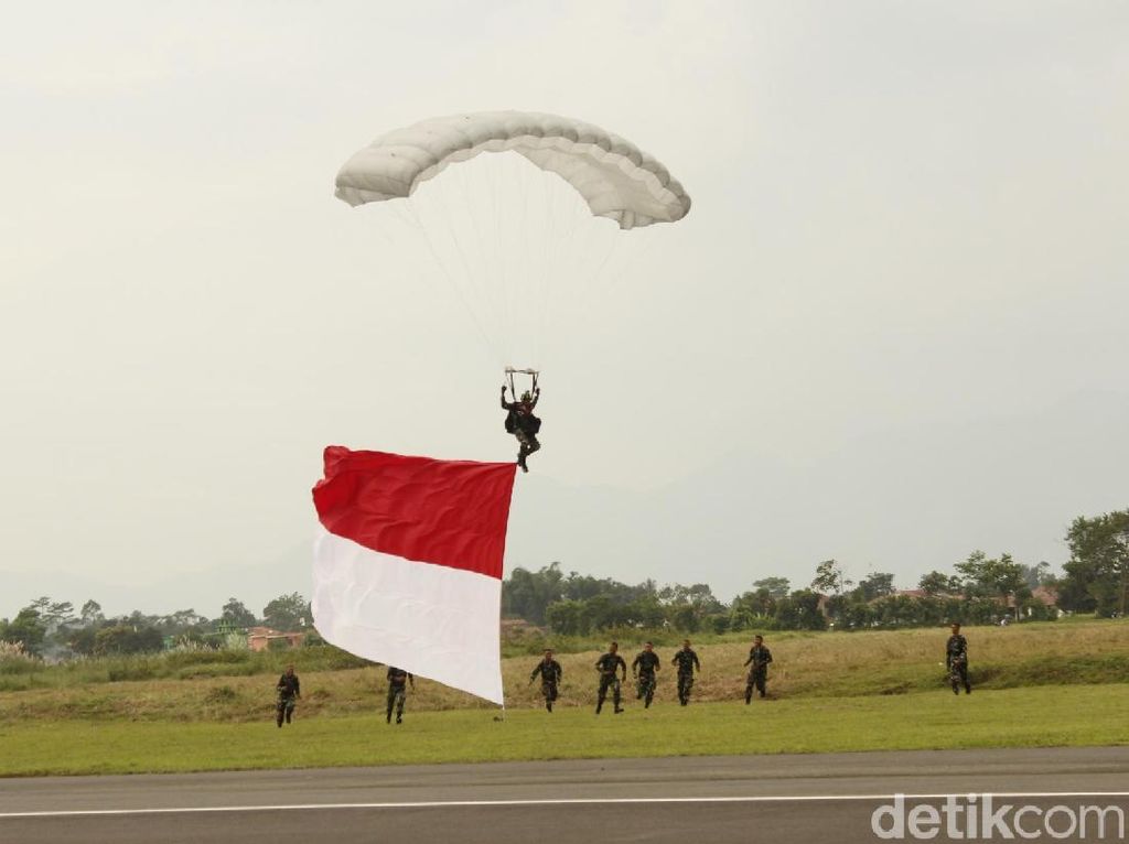 Penerjun Kopassus Pecahkan Rekor MURI Kibarkan Bendera Besar Penerjun Kopassus Pecahkan Rekor MURI Kibarkan Bendera Besar
