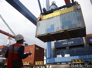 Aktivitas Bongkar Muat di Pelabuhan Tanjung Priok