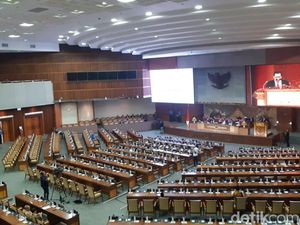 Sepi, Banyak Bangku Kosong di Paripurna DPR Pengesahan Hakim Konstitusi