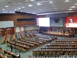 Sepi, Banyak Bangku Kosong di Paripurna DPR Pengesahan Hakim Konstitusi