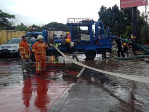 Banjir di Bandung, Pengendara Diimbau Waspadai Sisa Lumpur Banjir di Bandung, Pengendara Diimbau Waspadai Sisa Lumpur