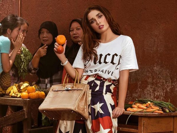 Gaya Nyentrik Ussy Sulistiawaty, Foto di Gang Sempit Pakai Tas Ratusan Juta