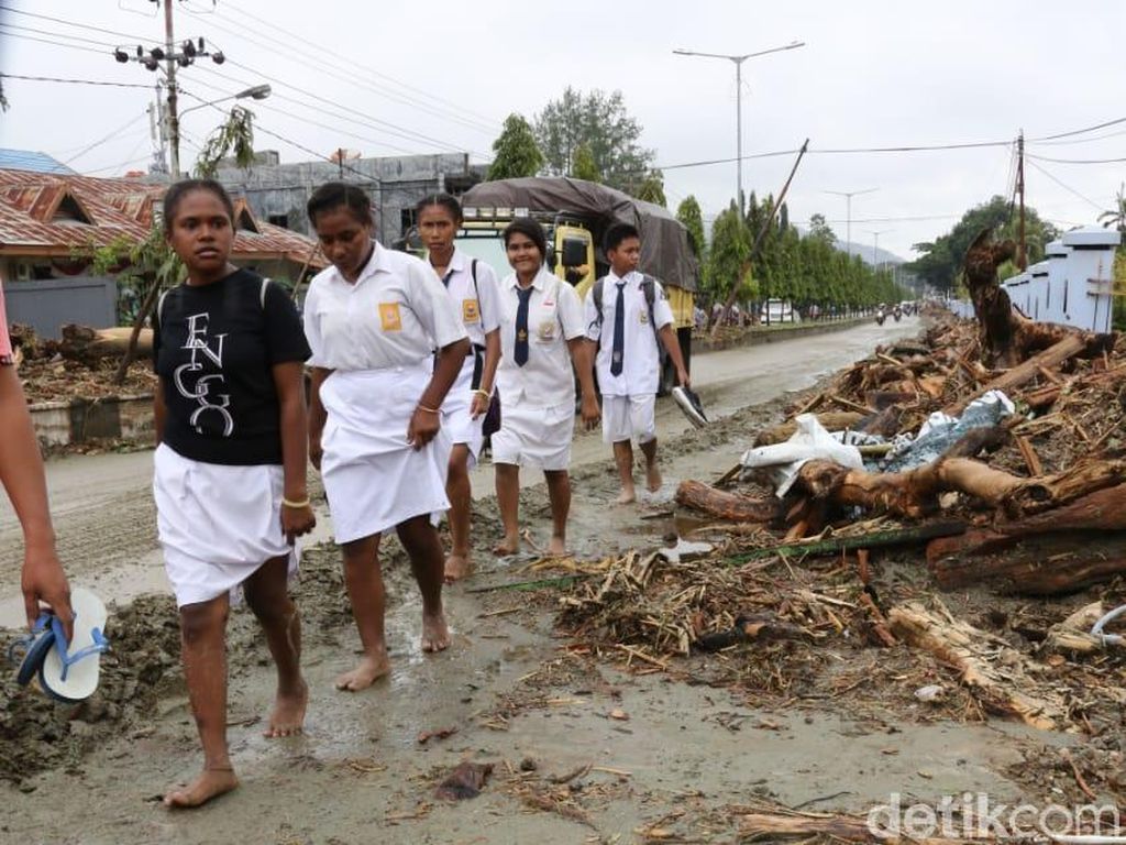 Diare dan ISPA Ancam Pengungsi Banjir Bandang di Sentani Diare dan ISPA Ancam Pengungsi Banjir Bandang di Sentani