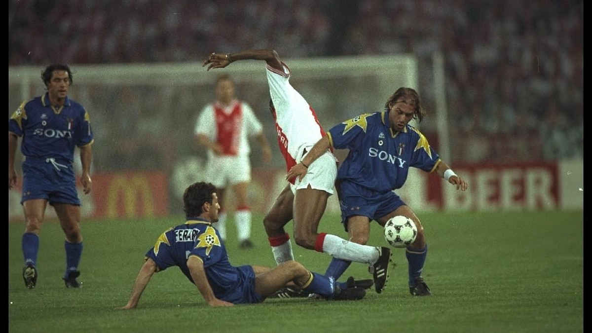 Ajax Amsterdam kalah dari Juventus di final Liga Champions 1996. (Foto: Shaun Botterill/Getty Images)