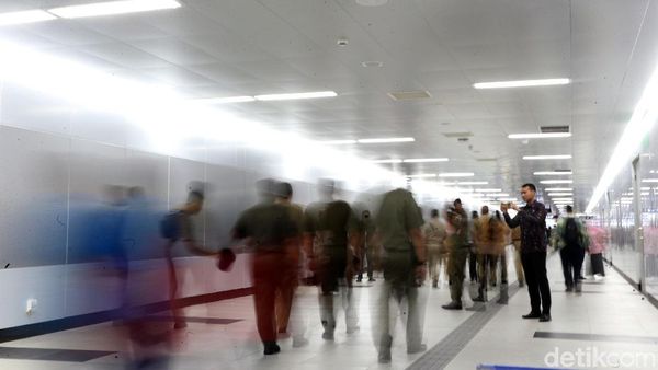 Begini Ramainya Stasiun MRT yang Dipenuhi Warga Jakarta
