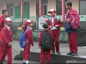 Tanpa Masker, Para Siswa Tetap Sekolah di Tengah Abu Vulkanik Bromo