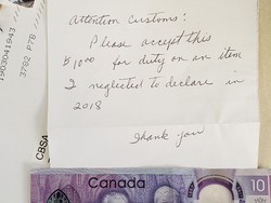 Barang Paling Aneh yang Diterima Petugas Bea Cukai Kanada