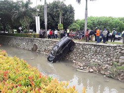 Sopir Ngantuk, Mobil Nyemplung ke Kali Harapan Indah Bekasi