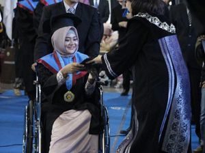 Salut, Mahasiswi ITS Surabaya Tetap Hadiri Wisuda Meski dengan Kursi Roda
