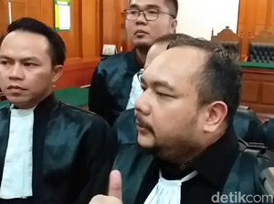 Ucap Syukur Kuasa Hukum Ahmad Dhani di Sidang Kasus Idiot Ucap Syukur Kuasa Hukum Ahmad Dhani di Sidang Kasus Idiot