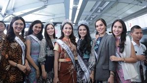 Foto: Cantiknya Puteri Indonesia 2019 Saat Dampingi Jokowi Naik MRT